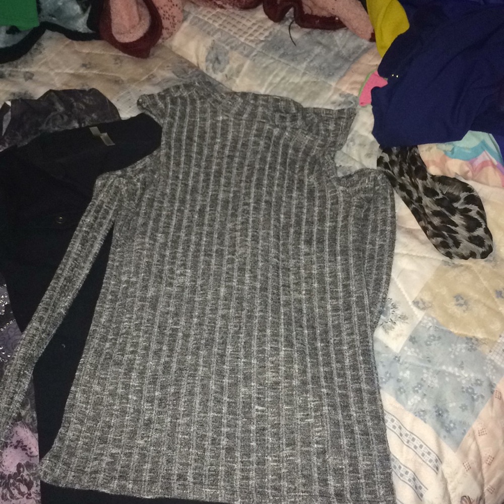 2 playeras,  1 blusa y 1camisa para mujer